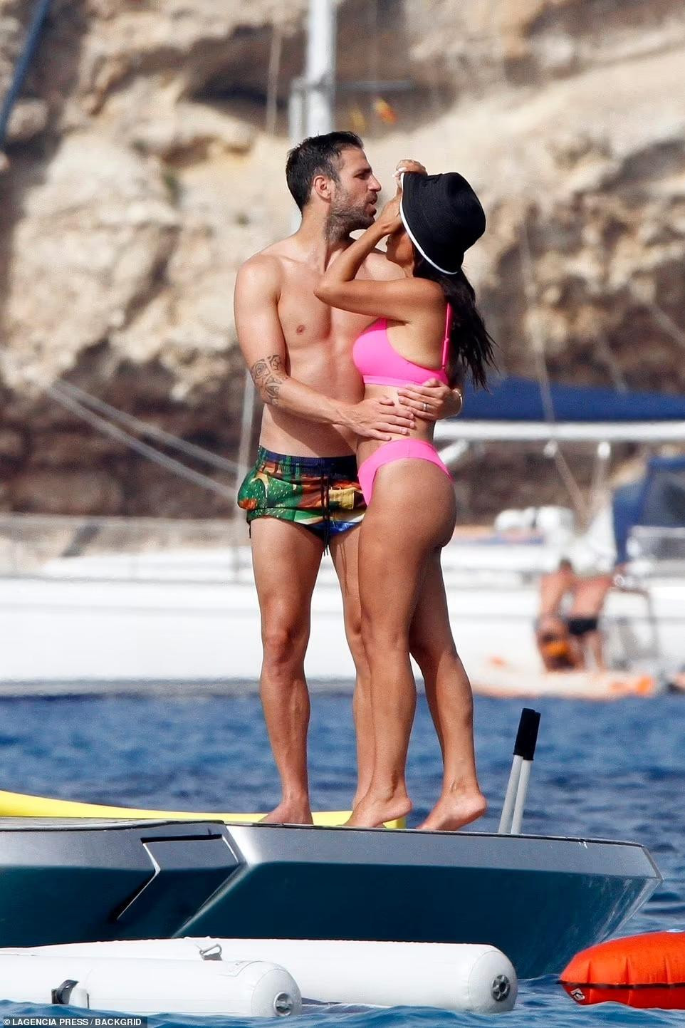 Cầu thủ Tây Ban Nha và bà xã hơn 12 tuổi cũng tình tứ không kém vợ chồng bạn. Cặp đôi kết hôn vào năm 2018. Trước Cesc, Daniella từng có một đời chồng và một con riêng.