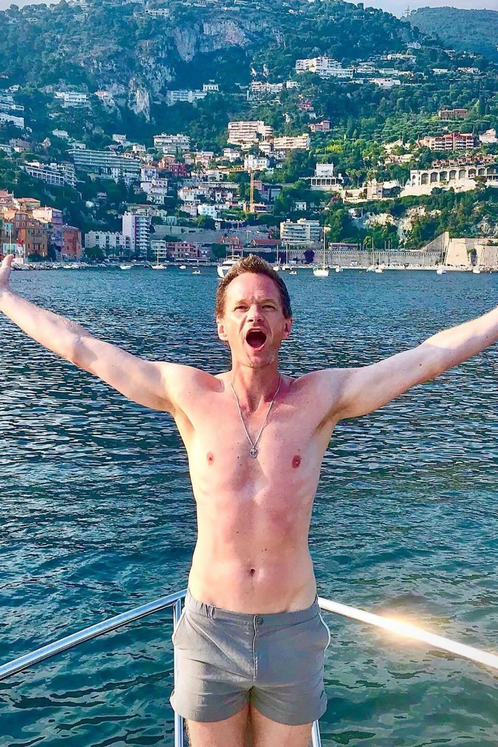 Tài tử &quot;Khi bố gặp mẹ&quot; Neil Patrick Harris tận hưởng kỳ nghỉ hè trên biển.