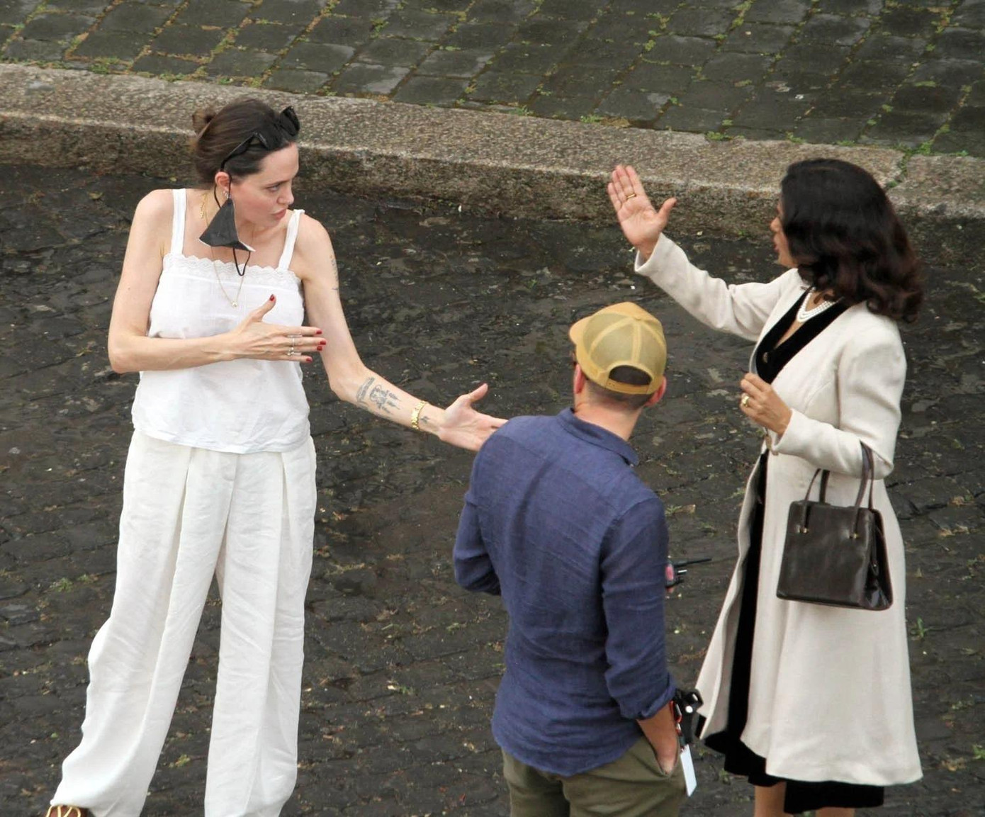 Trong phim mới, Angelina giao vai chính cho "bom gợi cảm" Salma Hayek. Hai người trở nên thân thiết sau khi đóng cùng trong phim siêu anh hùng "Eternals" của Marvel vào năm ngoái. Trong phim mới, Angelina giao vai chính cho "bom gợi cảm" Salma Hayek. Hai người trở nên thân thiết sau khi đóng cùng trong phim siêu anh hùng "Eternals" của Marvel vào năm ngoái.