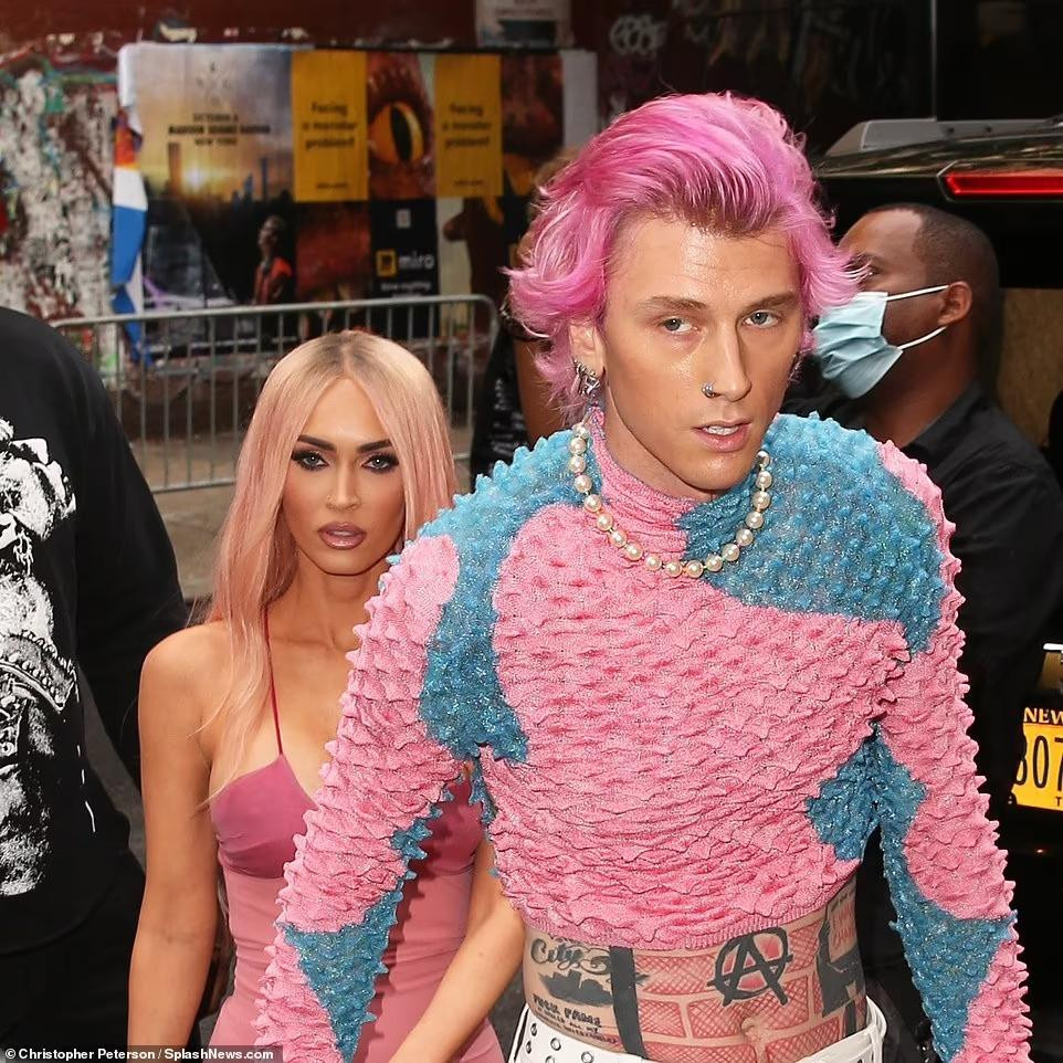 MGK và Megan được nhìn thấy tay trong tay trước khi sự kiện bắt đầu. Kể từ khi công khai hẹn hò vào tháng 7/2020, cặp đôi gần như luôn luôn xuất hiện cùng nhau kể cả tại các sự kiện giải trí lẫn trong cuộc sống.