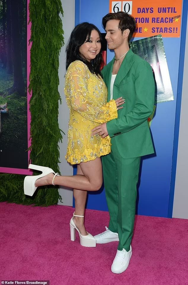 Tháp tùng Lana đến sự kiện là vị hôn phu Anthony De La Torre. Cặp đôi diễn viên trẻ đã đính hôn vào tháng 1 sau hơn 6 năm yêu nhau.