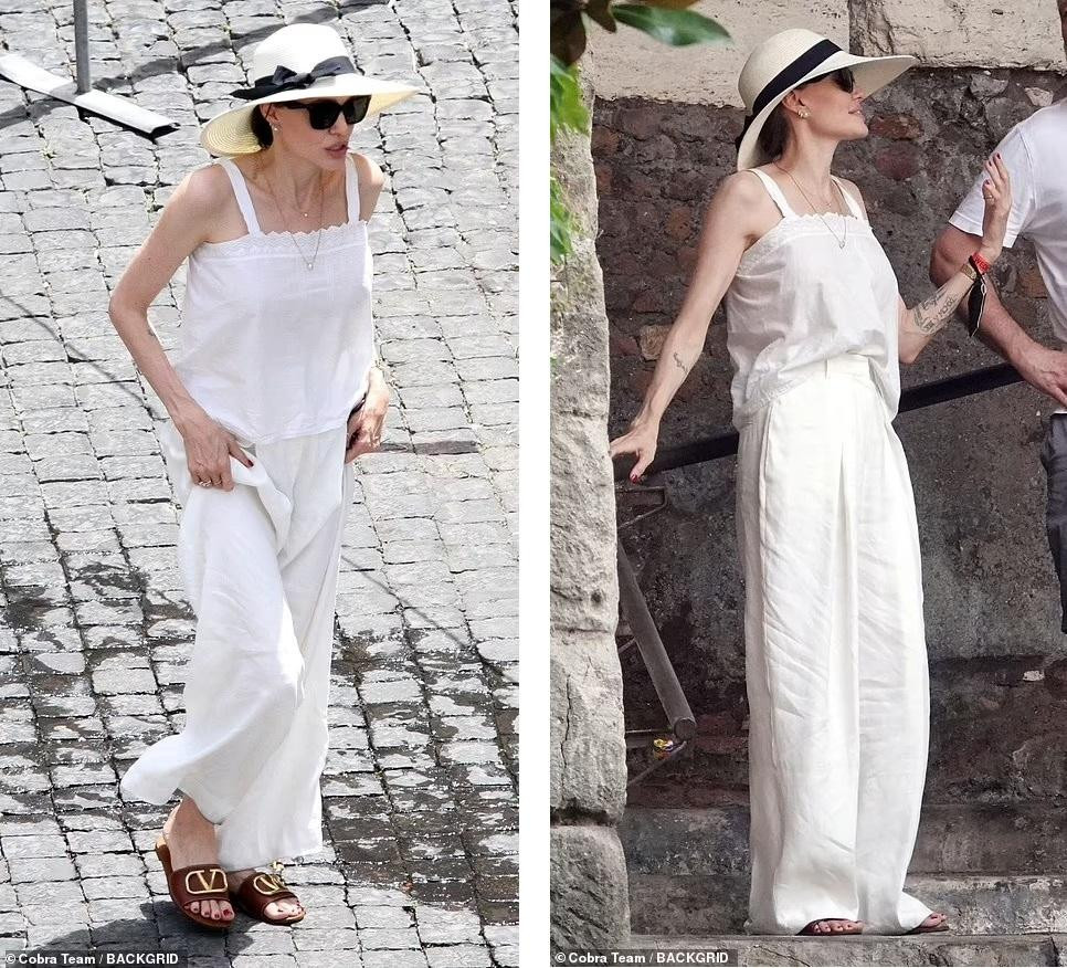 Thời trang phim trường của Angelina Jolie đậm phong cách mùa hè, trẻ trung và tươi mát. Đáng chú ý, đôi dép sandal màu nâu có giá 540 bảng Anh (hơn 15 triệu đồng). Thời trang phim trường của Angelina Jolie đậm phong cách mùa hè, trẻ trung và tươi mát. Đáng chú ý, đôi dép sandal màu nâu có giá 540 bảng Anh (hơn 15 triệu đồng).