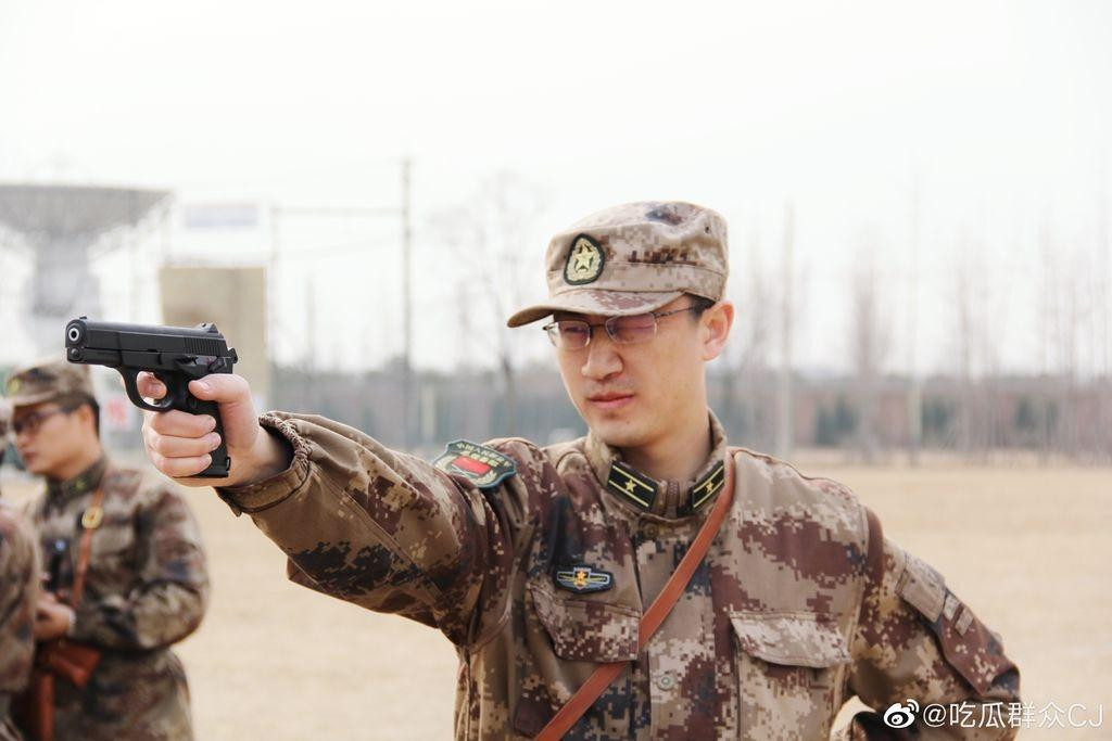 Tình mới Phạm Băng Băng từng là quân nhân, hiện đang giữ chức phó chủ tịch kiêm giám đốc điều hành của một tập đoàn tài chính. Tình mới Phạm Băng Băng từng là quân nhân, hiện đang giữ chức phó chủ tịch kiêm giám đốc điều hành của một tập đoàn tài chính.