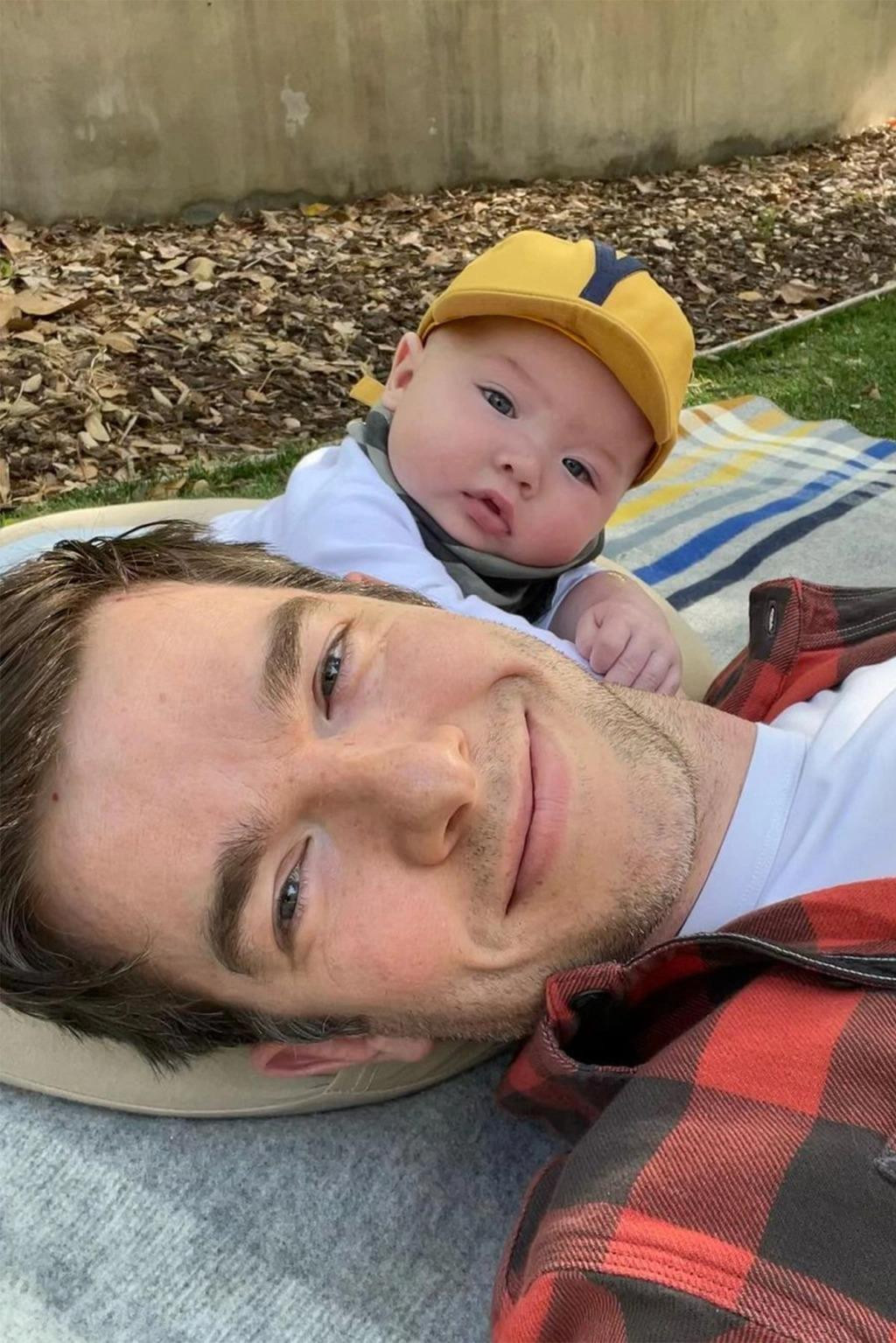 Con trai 7 tháng tuổi của nam diễn viên hài John Mulaney, Malcolm, cho thấy tố chất ngôi sao Instagram từ sớm.