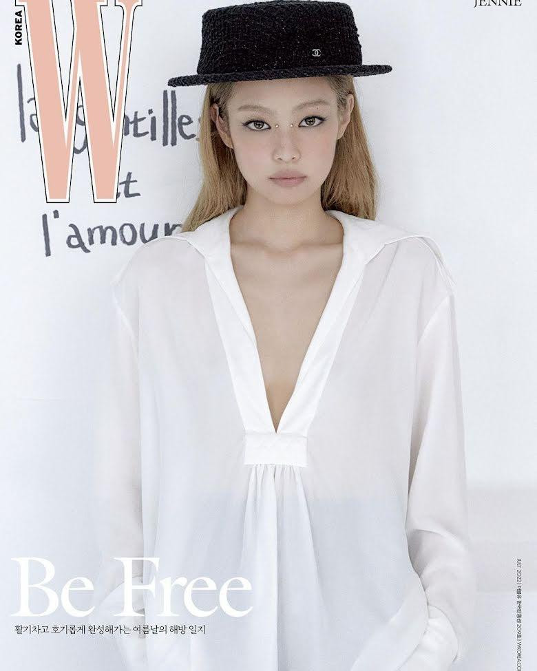Trên bìa tạp chí W Hàn Quốc, Jennie cá tính và tự tin khi kết hợp áo trắng xẻ ngực sâu và mũ đen. Chiếc khuyên xỏ qua sống mũi khiến ánh nhìn trở nên sắc sảo hơn.