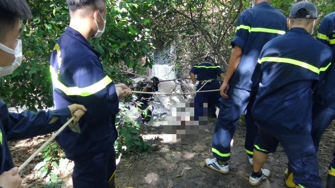 Lực lượng chức năng đưa thi thể các nạn nhân lên bờ. Ảnh: Công an cung cấp Lực lượng chức năng đưa thi thể các nạn nhân lên bờ. Ảnh: Công an cung cấp