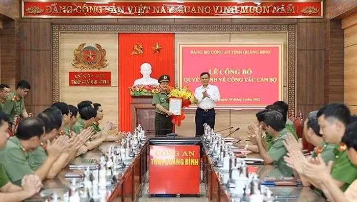 Ông Trần Thắng, Chủ tịch UBND tỉnh Quảng Bình, đã trao quyết định và tặng hoa chúc mừng Đại tá Nguyễn Hữu Hợp. Ảnh: PLP Ông Trần Thắng, Chủ tịch UBND tỉnh Quảng Bình, đã trao quyết định và tặng hoa chúc mừng Đại tá Nguyễn Hữu Hợp. Ảnh: PLP