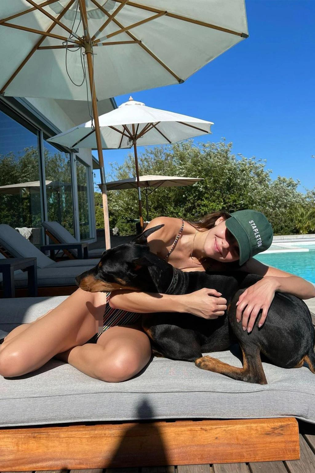 Sau chia tay bạn trai cầu thủ bóng rổ, Kendall Jenner dành thời gian nhiều hơn cho &quot;đứa con tinh thần&quot; - chó cưng Pyro.