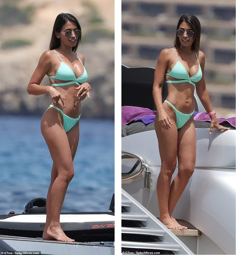 Trong chuyến du ngoạn, Antonela Roccuzzo mặc bikini xanh ngọc tôn lên đường cong &quot;bốc lửa&quot;, thân hình săn chắc và làn da rám nắng gợi cảm.