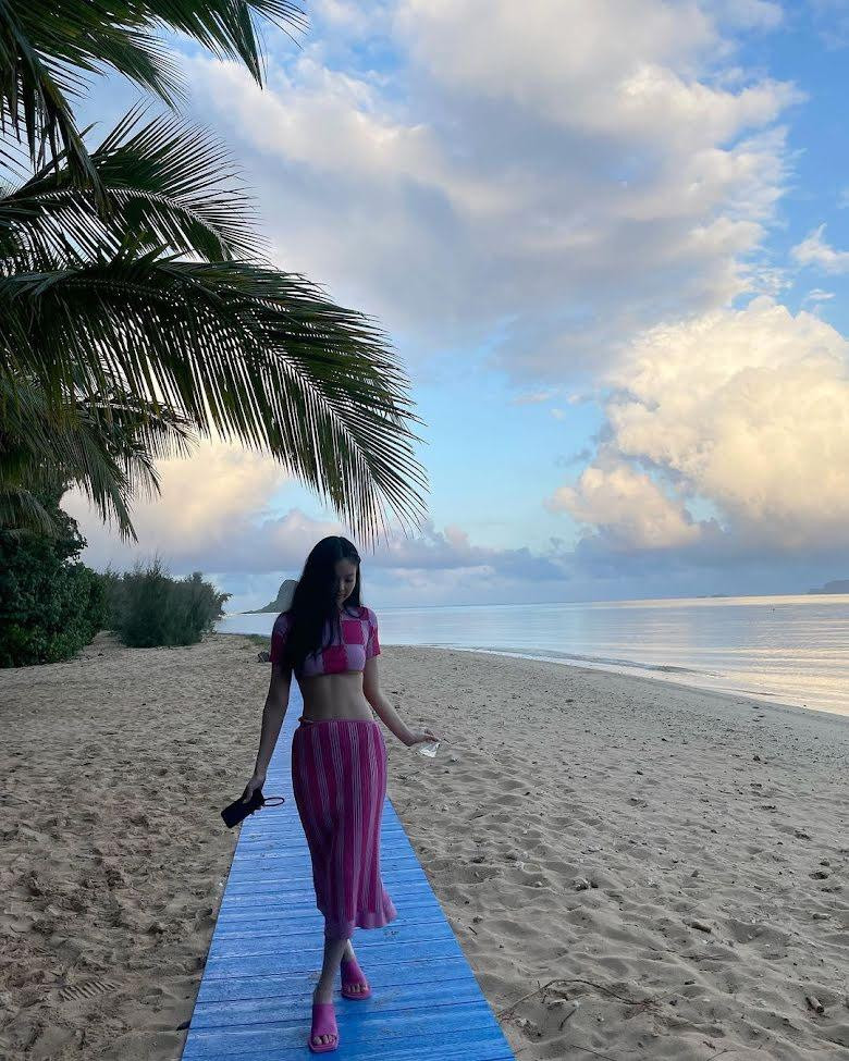 Theo Koreaboo, Jennie trông như một nữ thần mùa hè khi tham dự buổi trình diễn thời trang bên bờ biển của Jacquemus ở Hawaii.