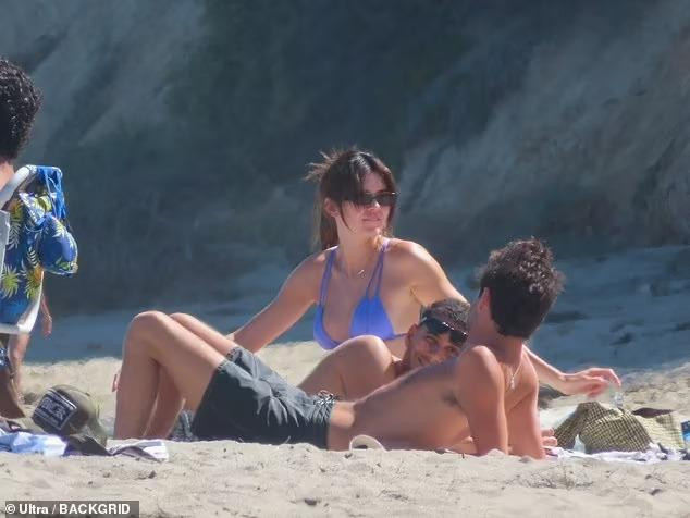 Sau khi vui chơi với thú cưng, Kendall cùng những người bạn tắm nắng trên cát trắng.