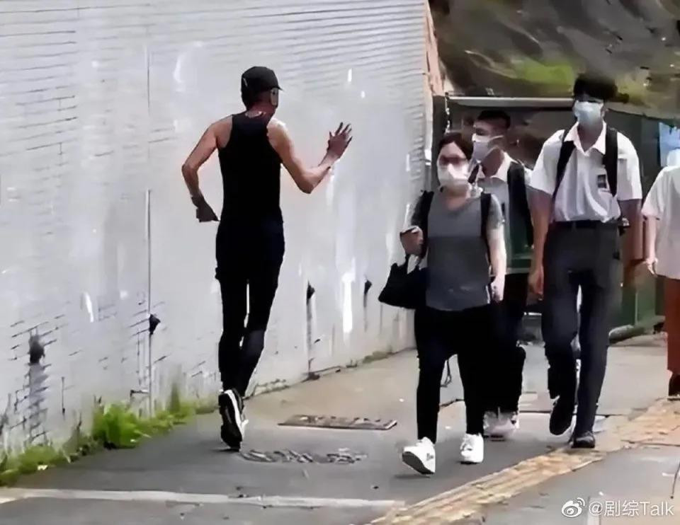 Hình ảnh gần đây nhất về Châu Nhuận Phát. Ông gầy gò nhưng tinh thần tốt. Hình ảnh gần đây nhất về Châu Nhuận Phát. Ông gầy gò nhưng tinh thần tốt.