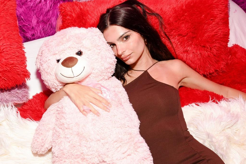 Dù đã là mẹ một con, &quot;chân dài&quot; Emily Ratajkowski vẫn giữ niềm yêu thích thuở bé với gấu Teddy.