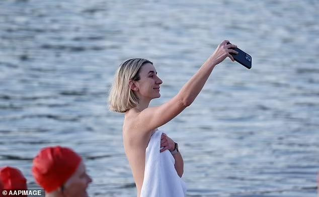 Bơi khỏa thân là hoạt động khép lại lễ hội mùa đông Dark Mofo kéo dài 2 tuần. Bơi khỏa thân là hoạt động khép lại lễ hội mùa đông Dark Mofo kéo dài 2 tuần.