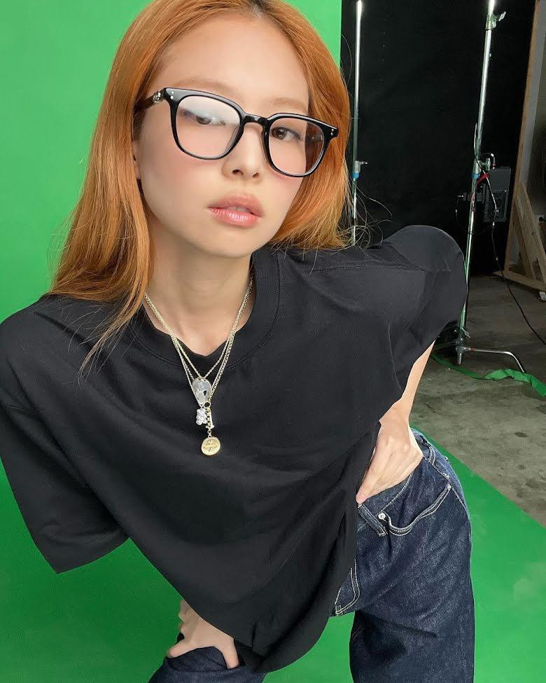 Là một trong những ngôi sao quảng cáo được &quot;săn đón&quot; nhất hiện nay, Jennie tiếp tục làm đại diện cho một thương hiệu khác, đó là mắt kính thời trang của Hàn Quốc.