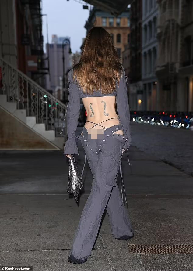 Chiếc quần cắt xẻ để lộ một phần vòng ba của Julia. Chiếc quần cắt xẻ để lộ một phần vòng ba của Julia.