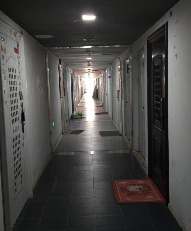 Trần Tiêu Hoa đột nhập vào một nhà dân quên đóng cửa ở tòa nhà nơi nam diễn viên hài đang sống. Trần Tiêu Hoa đột nhập vào một nhà dân quên đóng cửa ở tòa nhà nơi nam diễn viên hài đang sống.