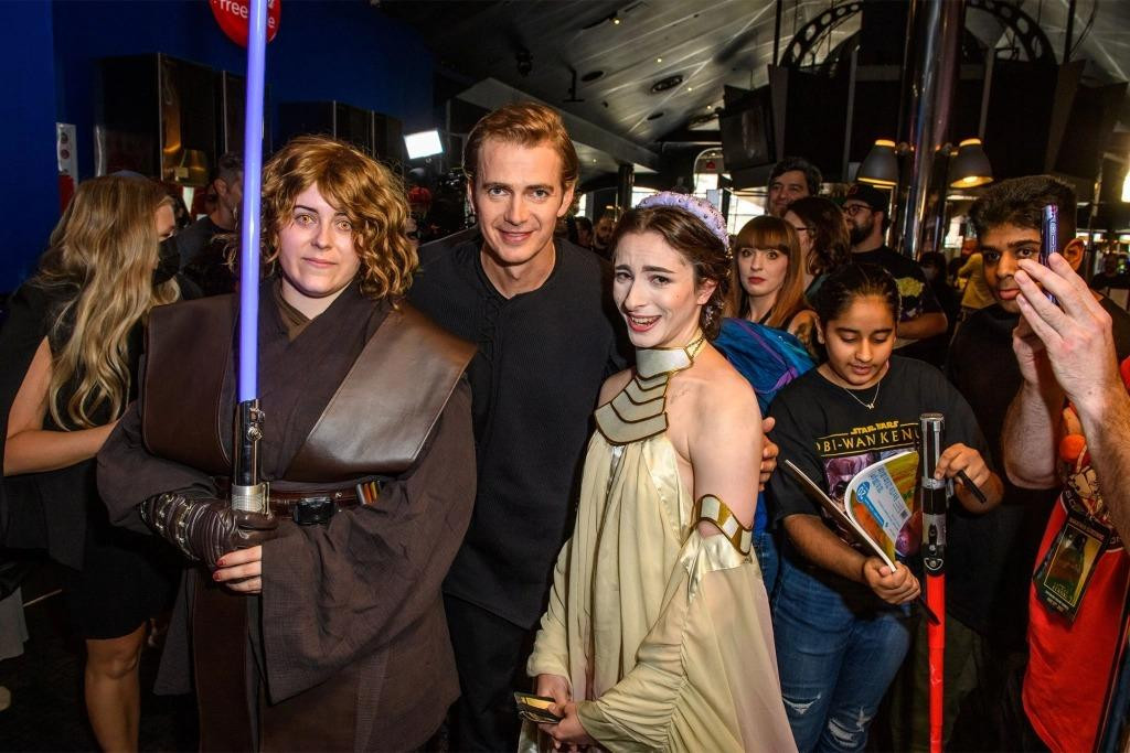 Tài tử Hayden Christensen (giữa) chụp ảnh với các diễn viên cosplay tại buổi chiếu &quot;Obi-Wan Kenobi&quot; ở Toronto (Canada).