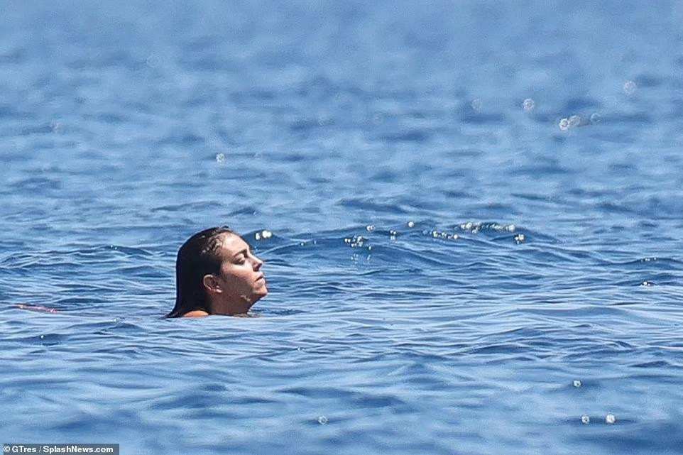 Georgina trông rất thư thái khi một mình bơi trên biển.