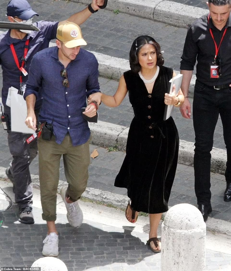 Trên Instagram cá nhân, người đẹp 56 tuổi chia sẻ: "Giấc mơ trở thành hiện thực khi đóng phim do Angelina Jolie đạo diễn. Tôi đã là một người hâm mộ cô ấy với vai trò là một nhà làm phim trong nhiều năm...” Trên Instagram cá nhân, người đẹp 56 tuổi chia sẻ: "Giấc mơ trở thành hiện thực khi đóng phim do Angelina Jolie đạo diễn. Tôi đã là một người hâm mộ cô ấy với vai trò là một nhà làm phim trong nhiều năm...”