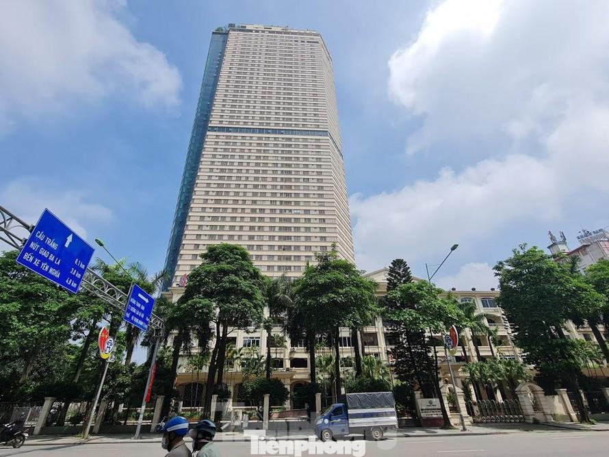 Tòa nhà hỗn hợp Tháp Doanh Nhân tại phường Mộ Lao (Hà Đông) do Công ty CP xuất nhập khẩu Tây Đô (tập đoàn Anh Quân Strong) làm chủ đầu tư tồn tại nhiều vi phạm PCCC, đưa công trình vào sử dụng khi chưa được nghiệm thu PCCC.