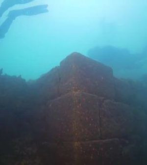 Phát hiện lâu đài 3.000 năm tuổi dưới đáy hồ lớn nhất Thổ Nhĩ Kỳ ảnh 1