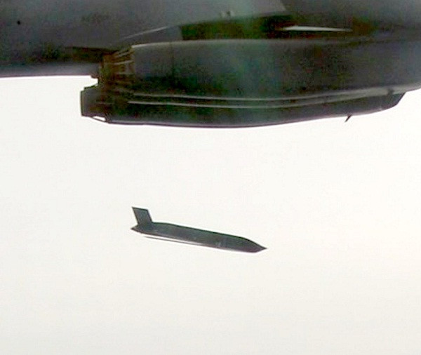 Mỹ thử thành công tên lửa chống hạm tầm xa từ oanh tạc cơ B-1B ảnh 2