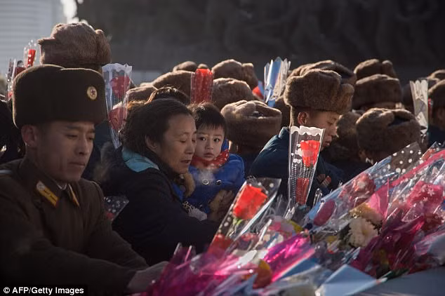Hàng ngàn người Triều Tiên dâng hoa tưởng nhớ ngày mất Kim Jong-il ảnh 2