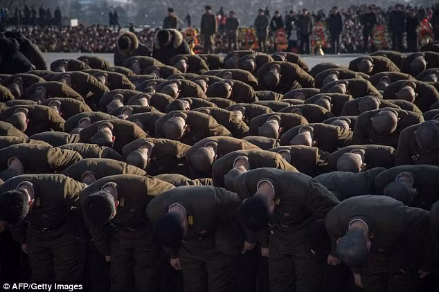 Hàng ngàn người Triều Tiên dâng hoa tưởng nhớ ngày mất Kim Jong-il ảnh 3