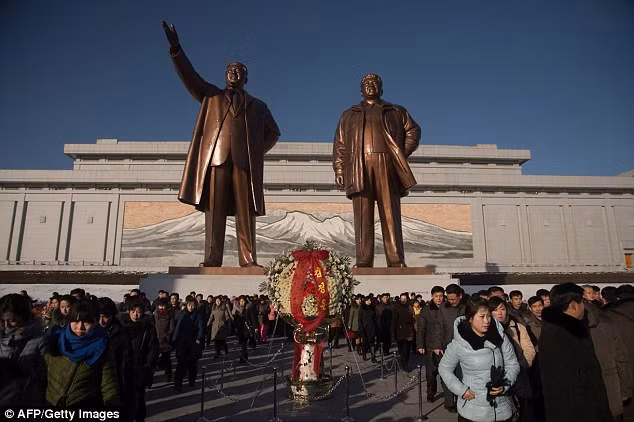 Hàng ngàn người Triều Tiên dâng hoa tưởng nhớ ngày mất Kim Jong-il ảnh 1