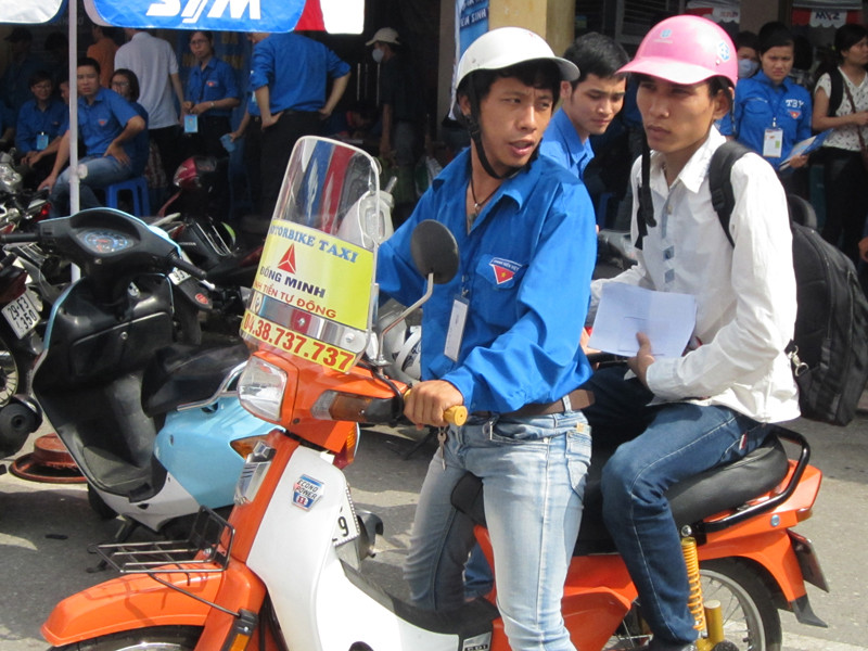 Những chuyến xe tự động tính km, xe ôm giá rẻ, miễn phí luôn có mặt ở những bến xe để giúp sĩ tử