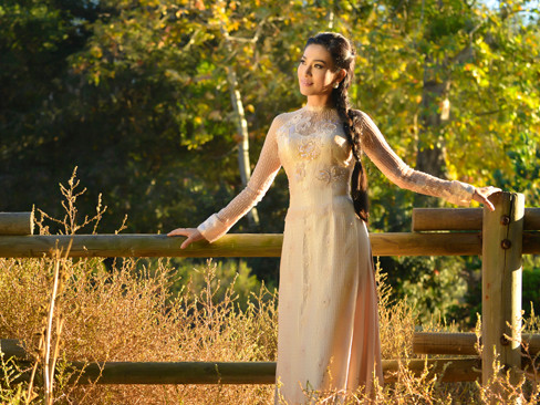 Dù đã sinh sống lâu năm tại Mỹ nhưng Lý Ngọc Thu vẫn rất yêu mến tà áo dài Việt