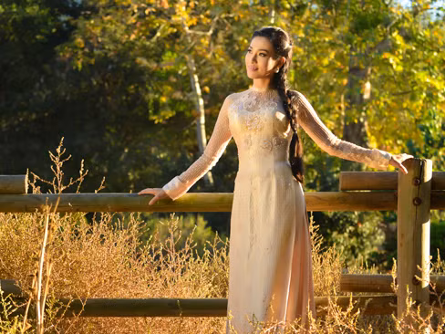 Dù đã sinh sống lâu năm tại Mỹ nhưng Lý Ngọc Thu vẫn rất yêu mến tà áo dài Việt