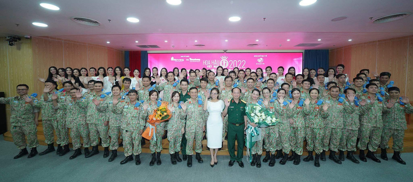 Các chiến sĩ, bác sĩ Bệnh viện Dã chiến cấp II số 5 cùng cán bộ, lãnh đạo Bệnh viện Quân y 175 chụp ảnh lưu niệm cùng thí sinh 'Hoa hậu Việt Nam 2022'.