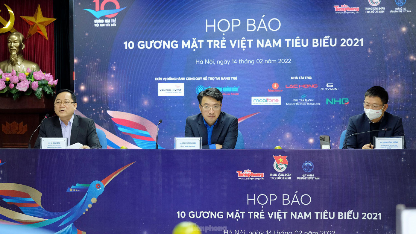 Nhà báo Lê Xuân Sơn (ngoài cùng bên trái ảnh) chia sẻ tại chương trình. Ảnh: Hoàng Mạnh Thắng