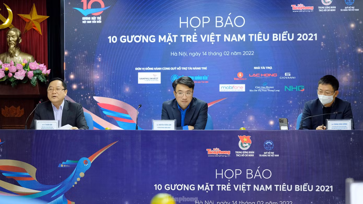 Nhà báo Lê Xuân Sơn (ngoài cùng bên trái ảnh) chia sẻ tại chương trình. Ảnh: Hoàng Mạnh Thắng