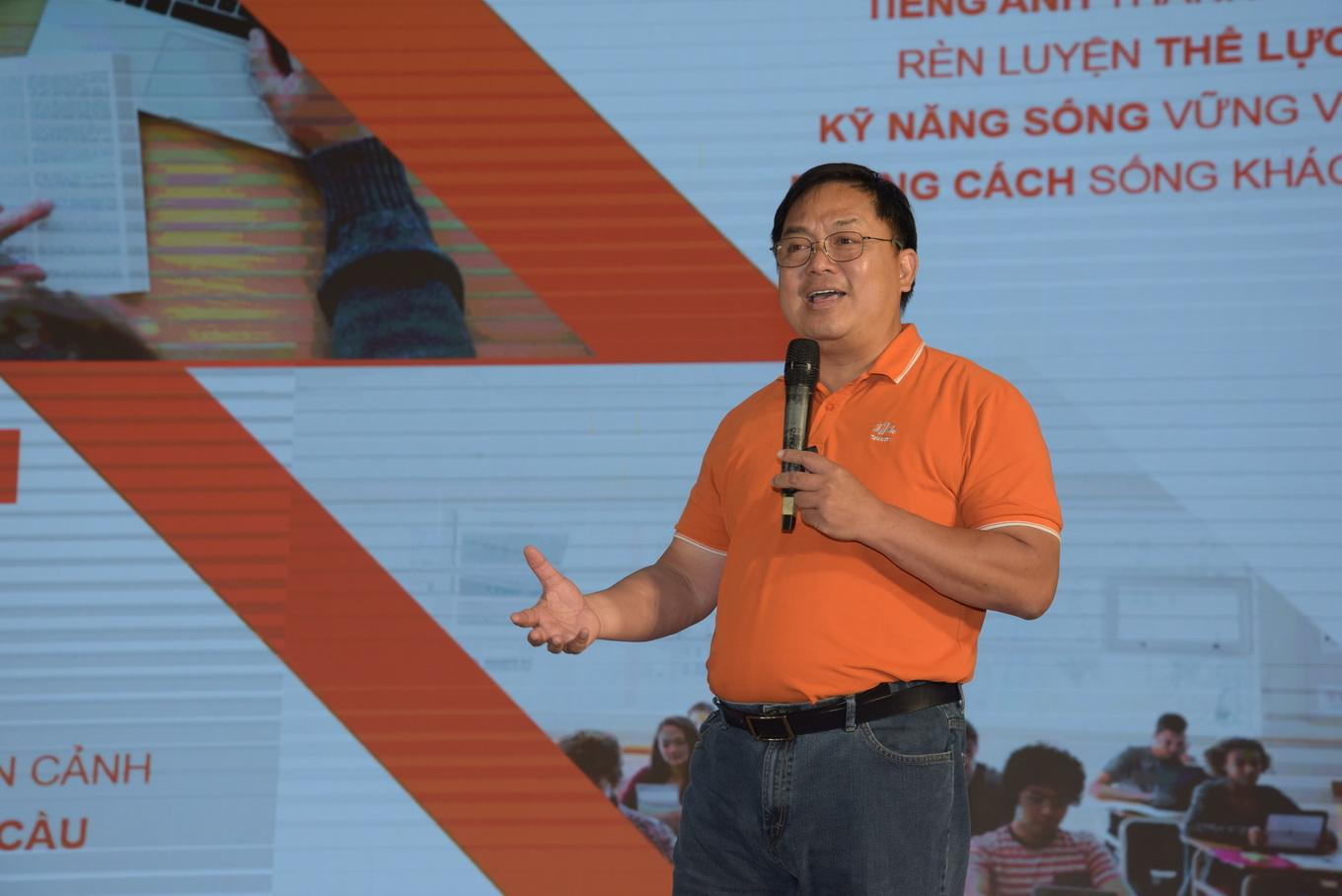 Ông Hoàng Nam Tiến - Chủ tịch FPT Telecom giới thiệu với sinh viên Học viện Công nghệ Bưu chính Viễn thông về xu hướng việc làm ngành công nghệ thông tin. Ông Hoàng Nam Tiến - Chủ tịch FPT Telecom giới thiệu với sinh viên Học viện Công nghệ Bưu chính Viễn thông về xu hướng việc làm ngành công nghệ thông tin.