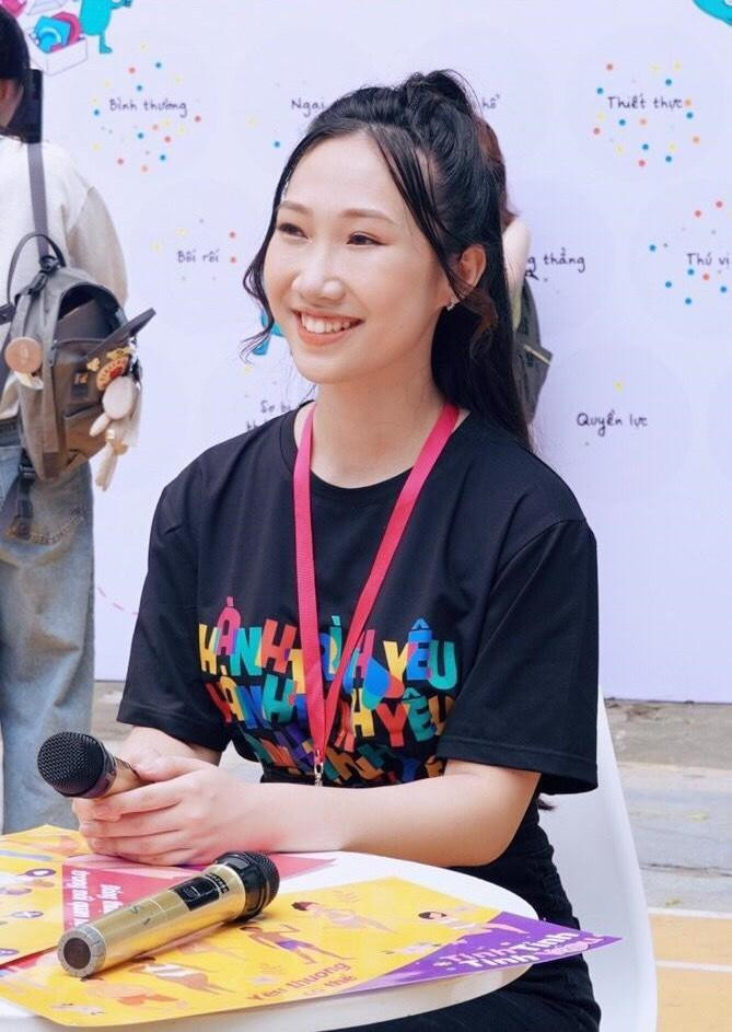 Mặc dù mới là sinh viên năm thứ hai nhưng Trà My đã đi làm nhiều công việc liên quan đến ngành học.