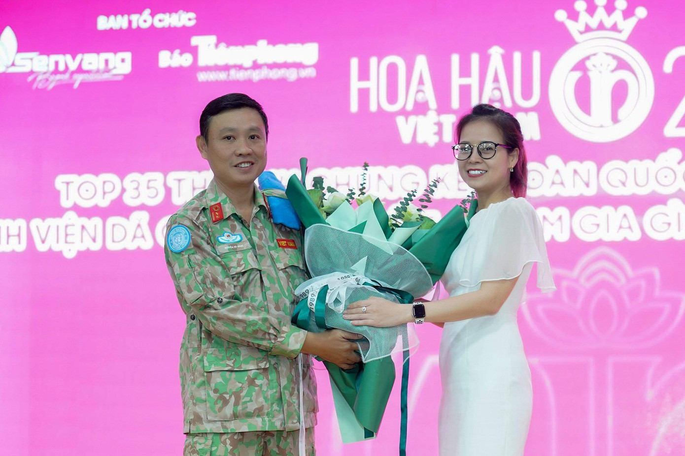 Đại diện báo Tiền Phong, chị Đặng Thụy Đông Nghi - Phó Trưởng phòng Kinh doanh, báo Tiền Phong nhận hoa và lời cảm ơn từ phía Bệnh viện Quân y 175 và chiến sĩ, bác sĩ Bệnh viện Dã chiến cấp II số 5 khi đã tổ chức buổi giao lưu hết sức ý nghĩa cùng các thí sinh 'Hoa hậu Việt Nam 2022'.