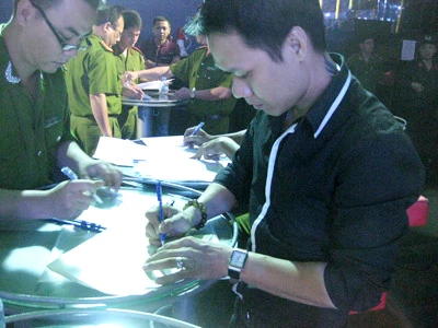 Giám đốc quán bar ký biên bản vi phạm