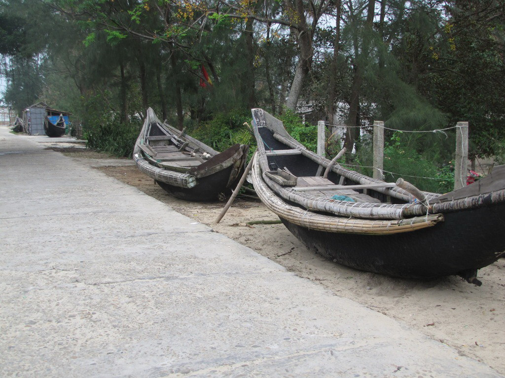 Đưa ghe thuyền vào sâu trong đất liền để tránh bão . Ảnh: Ngọc Văn Đưa ghe thuyền vào sâu trong đất liền để tránh bão