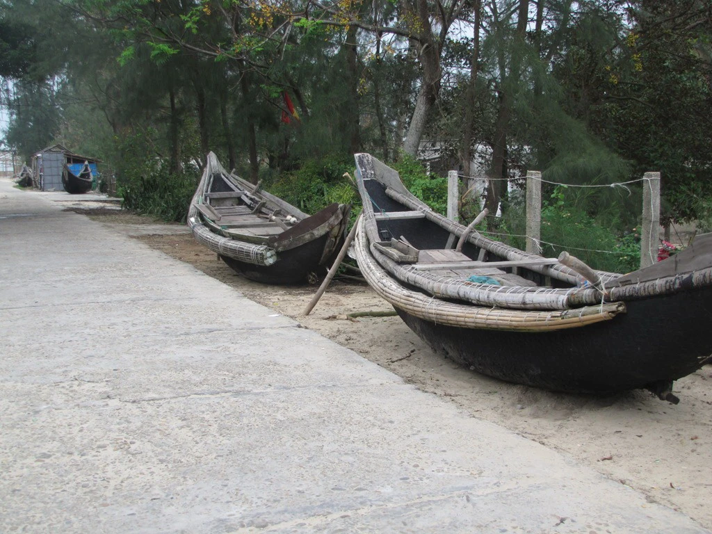 Đưa ghe thuyền vào sâu trong đất liền để tránh bão 