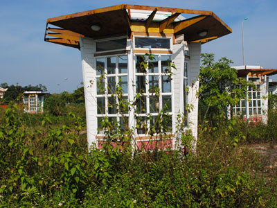 Hàng chục nhà bán vé xuống cấp nghiêm trọng. ảnh: Minh Tuấn