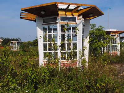 Hàng chục nhà bán vé xuống cấp nghiêm trọng. ảnh: Minh Tuấn