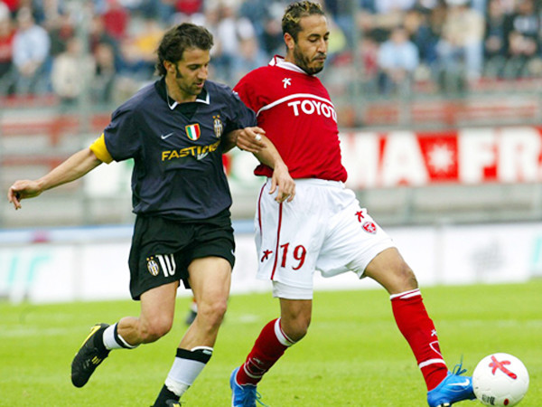 Del Piero (trái) tranh bóng cùng Saadi Gaddafi