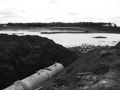 Khu vực được TKV xây dựng hồ chứa bùn đỏ. Ảnh: Hoàng Thiên Nga