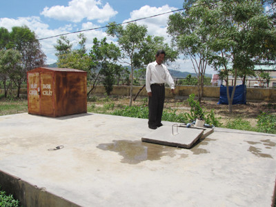 Thầy Ksor Ber chỉ bể nước đang khô cạn của trường