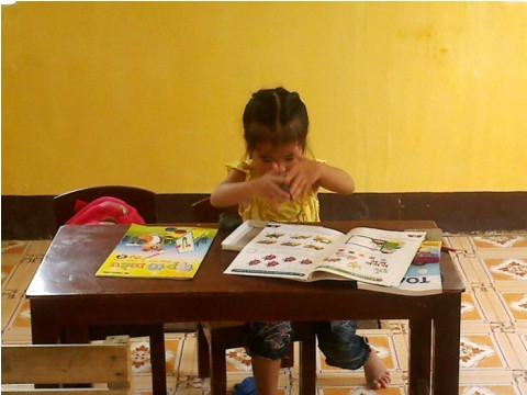 Bé Quỳnh Thư, 4 tuổi với bài tập tô màu