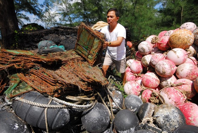 Để phục vụ việc nuôi trai, đầu tiên người dân phải đầu tư dàn phao và lồng lưới trị giá hàng chục triệu đồng