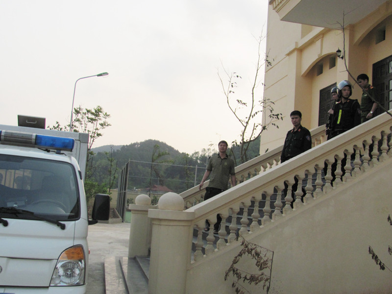 Bị cáo được đưa ra cửa ngách, trong sự bảo vệ nghiêm ngặt